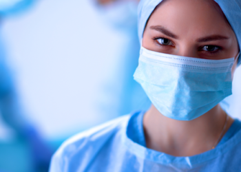 Cooperativa de trabalho médico distribui máscara de proteção aos cooperados