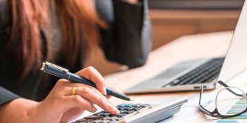 Brasileiros de olho nas finanças