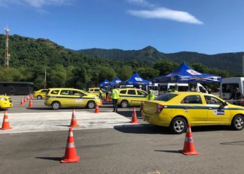 Prefeitura do Rio distribui cestas básicas a taxistas auxiliares com mais de 60 anos