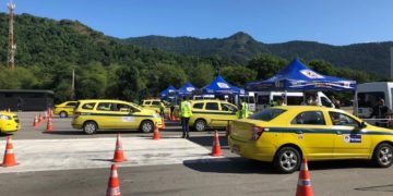 Prefeitura do Rio distribui cestas básicas a taxistas auxiliares com mais de 60 anos