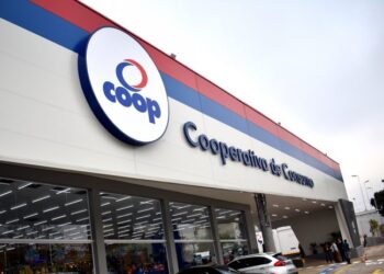 Beneficiários do auxílio emergencial podem pagar compras na Coop sem sacar dinheiro