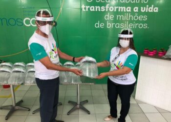 Sistema OCB/AL entrega protetores faciais a Cooperativas de Enfermagem