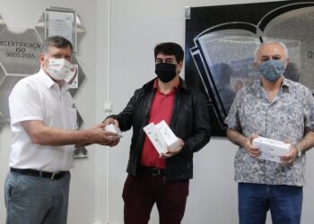 Unimed CG doa termômetros digitais, máscaras e álcool em gel para comunidade