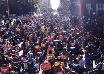 Entregadores tentam criar cooperativa para trabalhar sem patrão