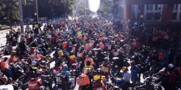 Entregadores tentam criar cooperativa para trabalhar sem patrão