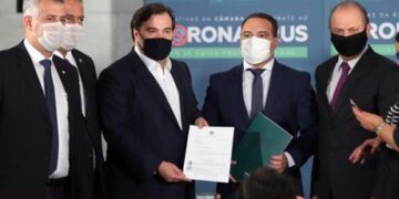 Governo entrega Reforma Administrativa e retira urgência da Reforma Tributária