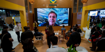 “Somos um caleidoscópio de opções para quem procura viagens e experiências no turismo. Natureza, sol e praia, gastronomia, cultura, ecoturismo, enoturismo, turismo náutico, tudo o que o turista procurar ele vai encontrar. ‘You want it, you got it!’”, afirmou o ministro.