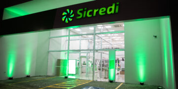 O Sicredi Vanguarda inaugurou sua mais nova agência em Volta Redonda no dia 6 de junho e será a cooperativa âncora da próxima edição do Balcão Digital de Negócios, que será realizada na noite de 21 de junho, a partir das 19 h. De acordo com o analista de Monitoramento do Sistema OCB-RJ, Silvio Bruno Camargo, o Sistema Sicred Rio está em expansão no território fluminense. Ele falou diretamente da nova agência para o programa CoopCafé sobre a nova edição do Coopera + Rio - Balcão Digital de Negócios: “A programação conta com abertura do presidente Vinícius Mesquita. Depois, teremos o Minuto Sescoop com enfoque para as soluções de desenvolvimento humano e organizacional. No Momento Educacional, teremos a Execoop, Trazendo as boas práticas de oratória para que cooperativas conquistem mais cooperados e clientes, com o Guilherme Miziara, além da apresentação do pitch de negócios do Sicred Rio”. Balcão Digital de Negócios A edição do Balcão de Negócios deste mês também terá apresentações de coops como a Uniodonto, a Unimed, entre outras. Silvio Bruno diz que a intercooperação está acontecendo inclusive com organizações de todo o Brasil. E desaca: “O Balcão de Negócios está aberto para cooperativas de todo o Brasil.Na próxima quarta-feira, iremos divulgar detalhes no programa CoopCafé. Já construímos algumas pontes de negócios, como com o sistema educacional do Paraná, a Educação do Rio Grande do Sul, entre outras. Tem muita coisa acontecendo”, disse. Criado pelo Sistema OCB do Rio de Janeiro, o Balcão Digital de Negócios Coopera + Rio é uma iniciativa para que cooperativas promovam seus produtos e façam a intercooperação. Durante a programação de uma hora e meia, as 15 primeiras cooperativas inscritas antecipadamente apresentam seus produtos e serviços. Outras coops assistem às apresentaçõs. Para que a cooperativa seja inscrita e participe do Balcão, basta preencher um formulário no link https://rio.coop/sescoop/monitoramento/balcaodenegocios/. “ao-de-negocios