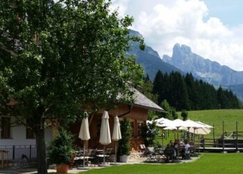 landscape-tree-nature-grass-farm-lawn-934304-pxhere.com