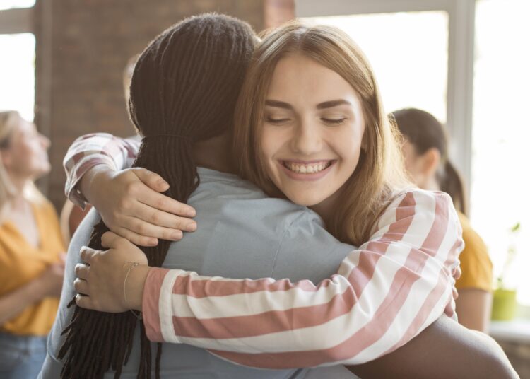 grupo-de-amigos-se-abrçando