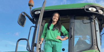 Jovem operadora de máquinas viraliza no Ano Internacional da Mulher Agricultora 2026