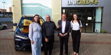 Cooperados de SC recebem carros da campanha Mais Prêmios da Unicred