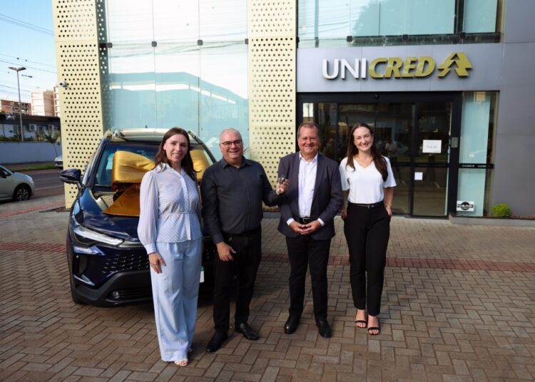 Cooperados de SC recebem carros da campanha Mais Prêmios da Unicred