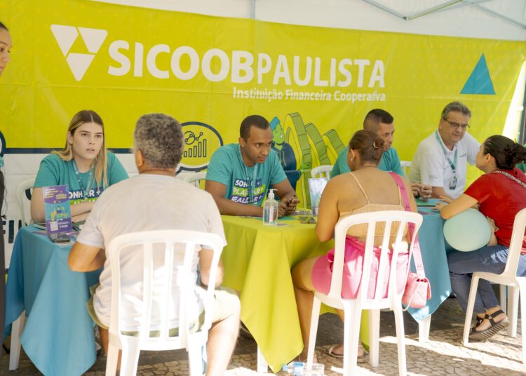 Educação financeira aproxima Sicoob Paulista da comunidade no Dia C 